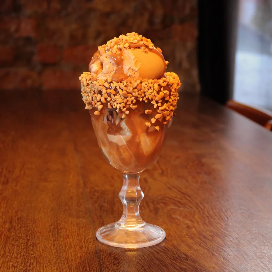 Taça de Sorvete: Doce de Leite e Amendoim
